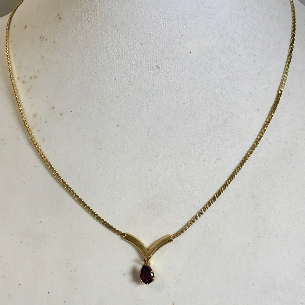 Gold toned ruby colored 18” pendant necklace